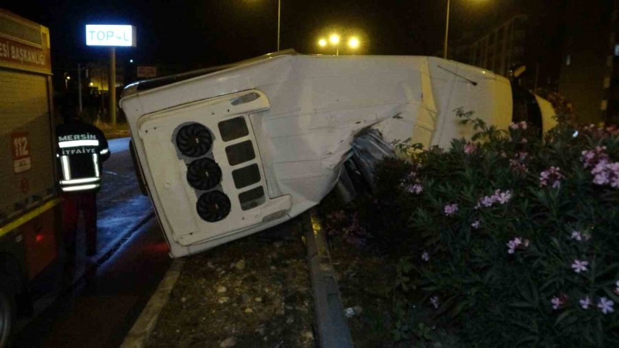 Mersin’de Polis Minibüsü Kaza Yaptı: 1 Polis Memuru Yaralı