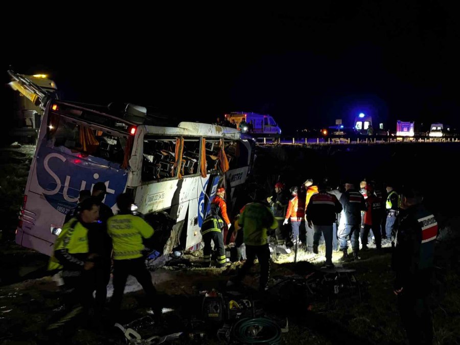 Niğde - Ankara Otoyolu’nda Otobüs Şarampole Devrildi: 2 Ölü, 40 Yaralı