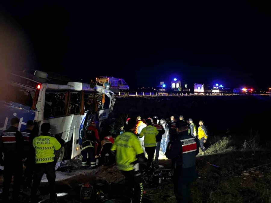 Niğde - Ankara Otoyolu’nda Otobüs Şarampole Devrildi: 2 Ölü, 40 Yaralı
