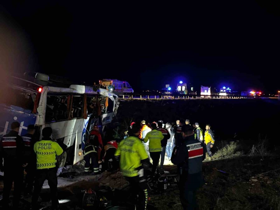 Niğde - Ankara Otoyolu’nda Otobüs Şarampole Devrildi: 2 Ölü, 40 Yaralı