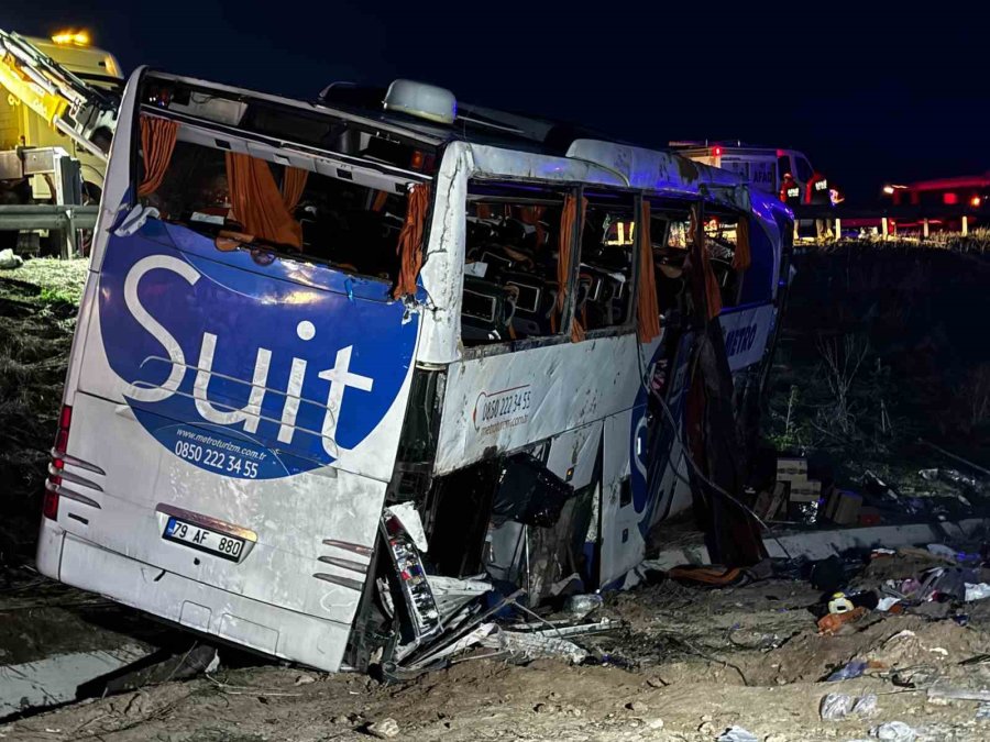 Niğde - Ankara Otoyolu’nda Otobüs Şarampole Devrildi: 2 Ölü, 40 Yaralı