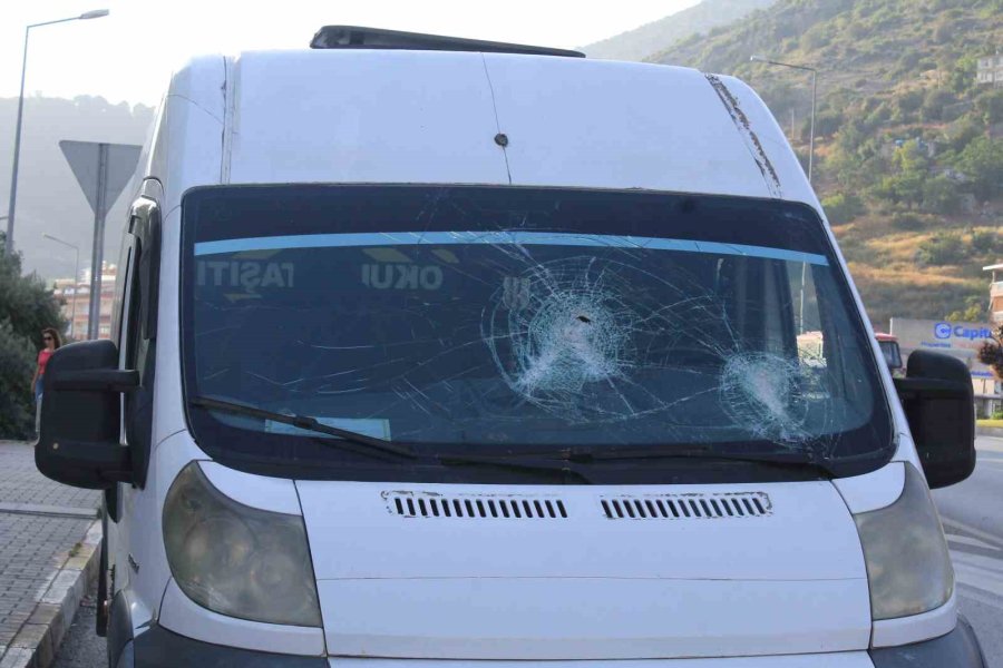 Antalya’da Öğrencilerin Bulunduğu Servis Aracına Sopalı Saldırı