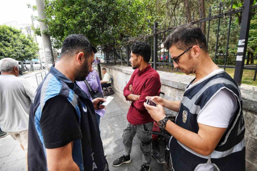 Kaleiçinde Hanutçular, Dilenciler Ve Etiket Denetimi İçin İçin Özel Ekip