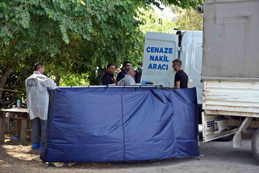 Antalya’da Korkunç Cinayet: Müşterilerine Çilek Satarken Silahlı Saldırıya Uğradı