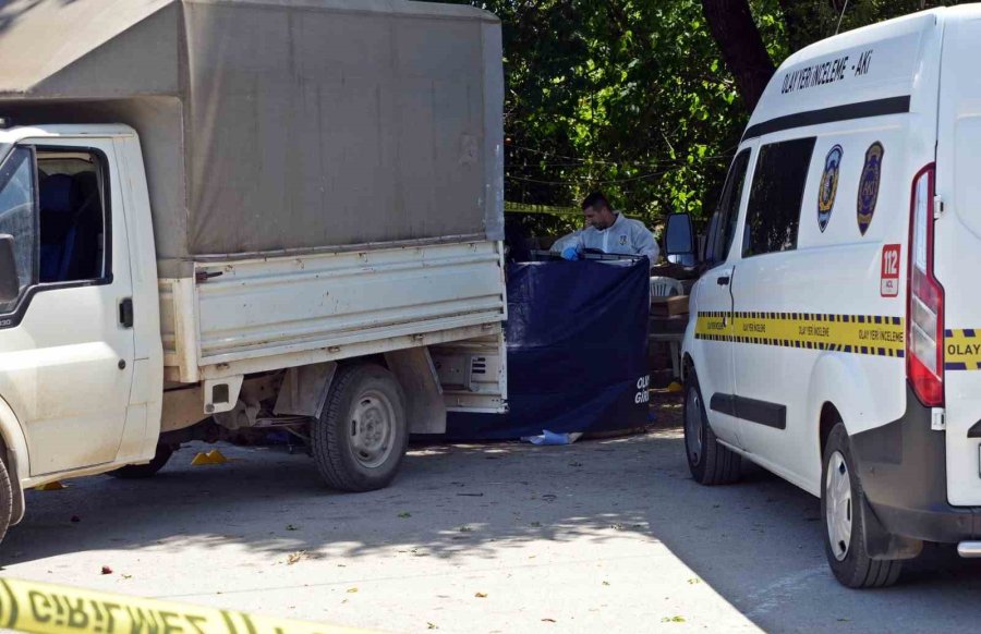 Antalya’da Korkunç Cinayet: Müşterilerine Çilek Satarken Silahlı Saldırıya Uğradı