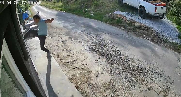 Antalya’da Kedi Köpek Oteline Silahlı Ve Uçan Tekmeli Saldırı