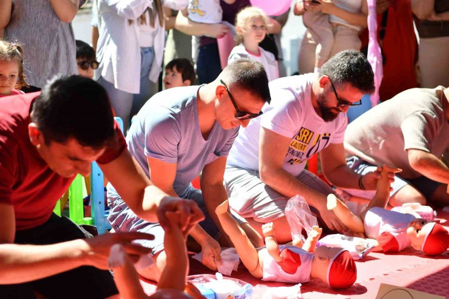 Babalar Bez Bağlama Yarışmasında Birbirine Rakip Oldu