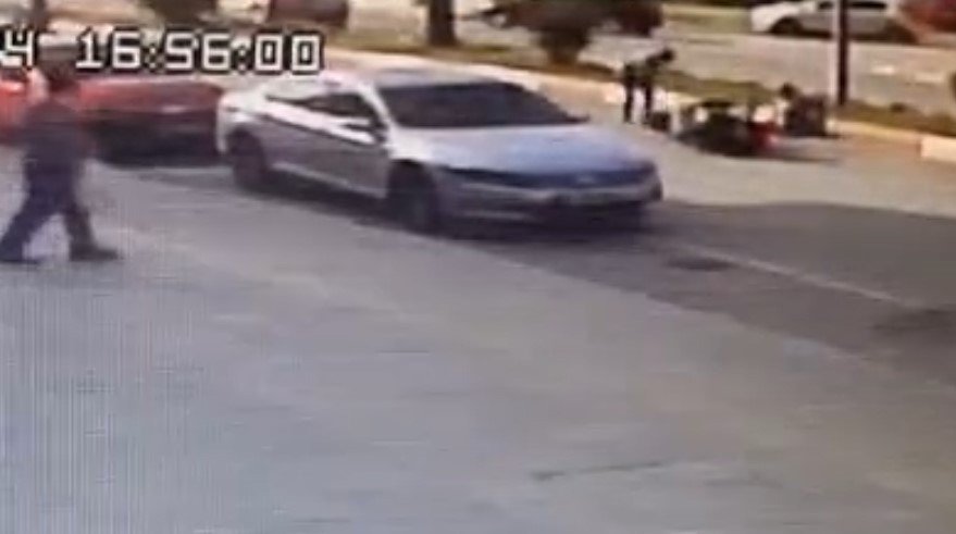 Motosiklet Yayalara Çarptı: 3 Yaralı