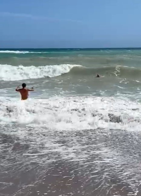 Denizde Mahsur Kaldı, Hayatını Dev Dalgalar Kurtardı