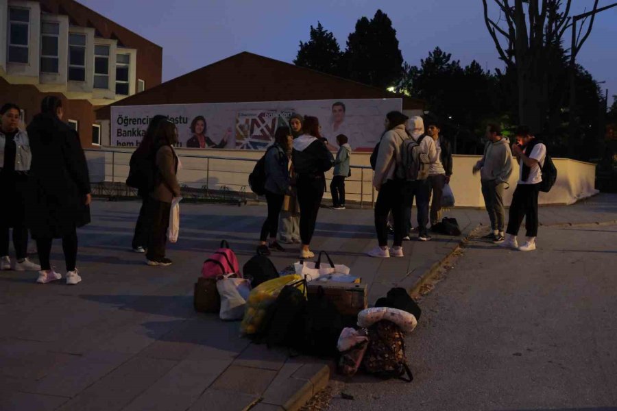 Anadolu Üniversitesi Öğrencileri Deprem Bölgesinde Kütüphaneler Kurmak İçin Yola Çıktı