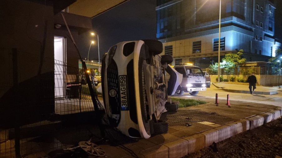 Yolcu Treni İle Hemzemin Geçitte Çarpışan Otomobil Devrildi: 1 Yaralı