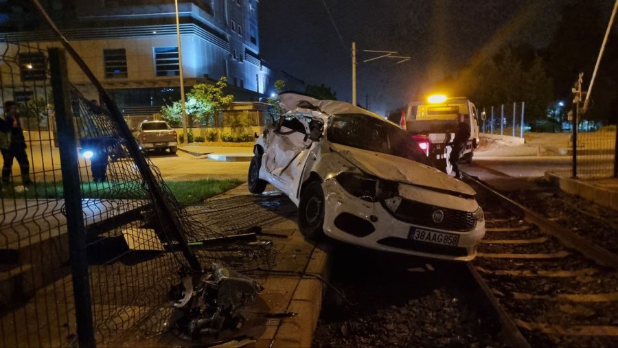 Yolcu Treni İle Hemzemin Geçitte Çarpışan Otomobil Devrildi: 1 Yaralı