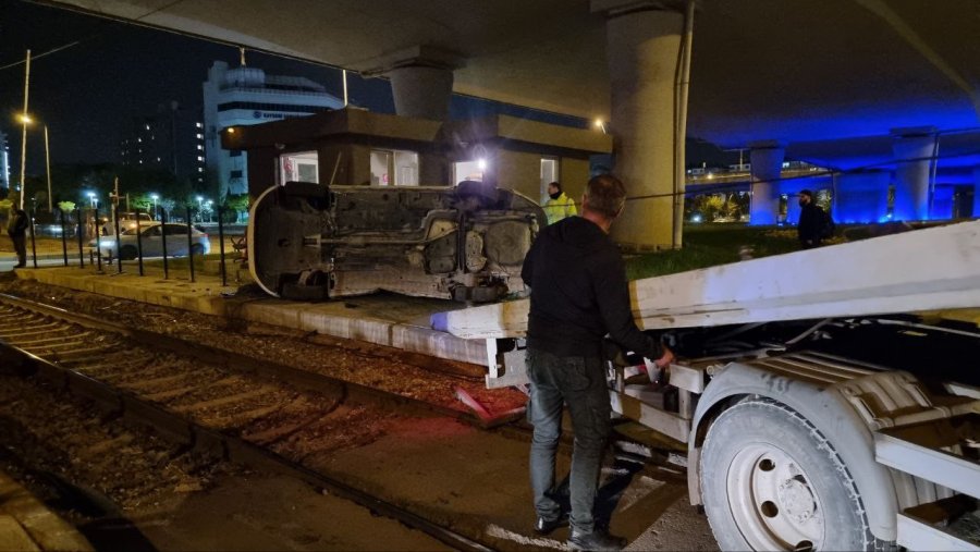 Yolcu Treni İle Hemzemin Geçitte Çarpışan Otomobil Devrildi: 1 Yaralı