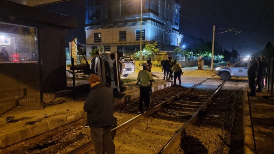 Yolcu Treni İle Hemzemin Geçitte Çarpışan Otomobil Devrildi: 1 Yaralı
