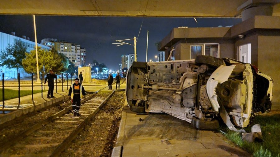 Yolcu Treni İle Hemzemin Geçitte Çarpışan Otomobil Devrildi: 1 Yaralı