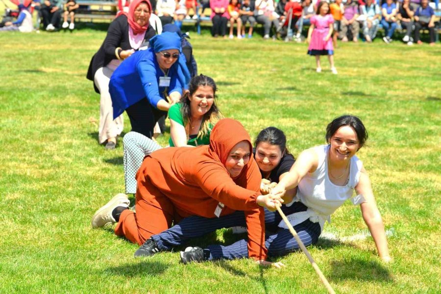 Kadınlar Domates Kasası Yarışmasında Erkeklere Taş Çıkarttı