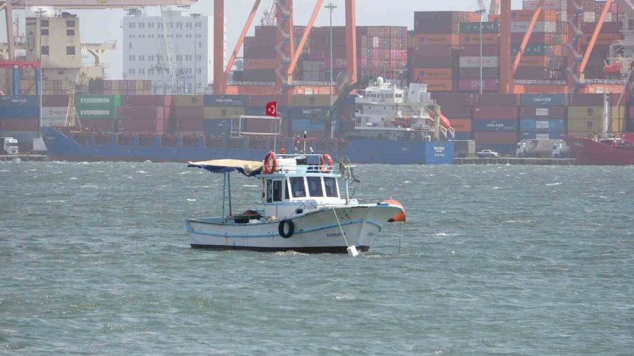 Mersin’de Şiddetli Rüzgar Etkili Oluyor