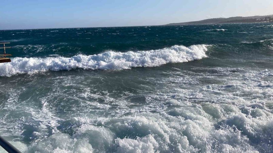 Kızkalesi’nde Fırtınada Gezi Teknesi Karaya Oturdu