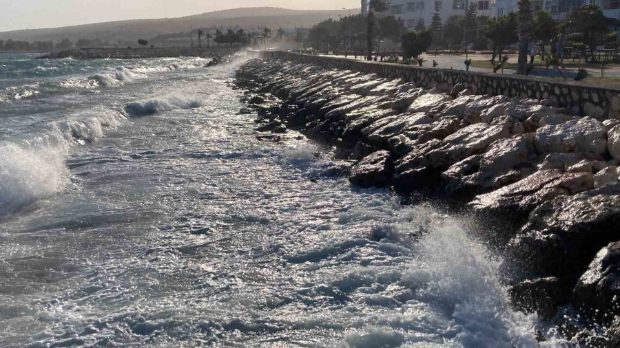 Kızkalesi’nde Fırtınada Gezi Teknesi Karaya Oturdu