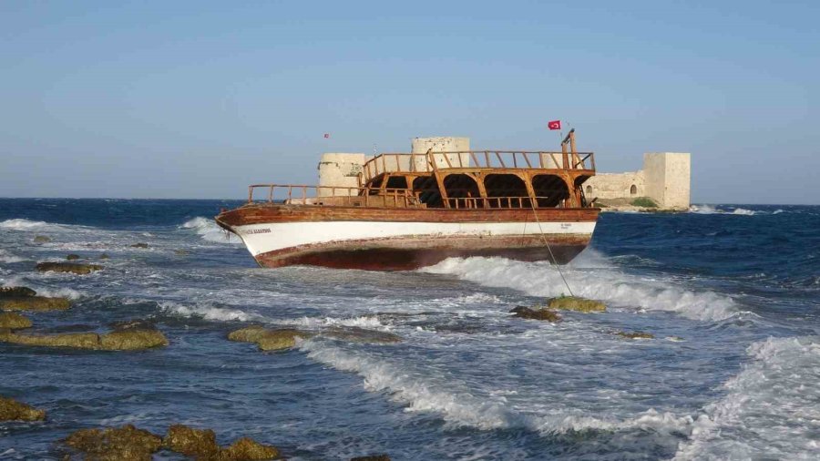 Kızkalesi’nde Fırtınada Gezi Teknesi Karaya Oturdu
