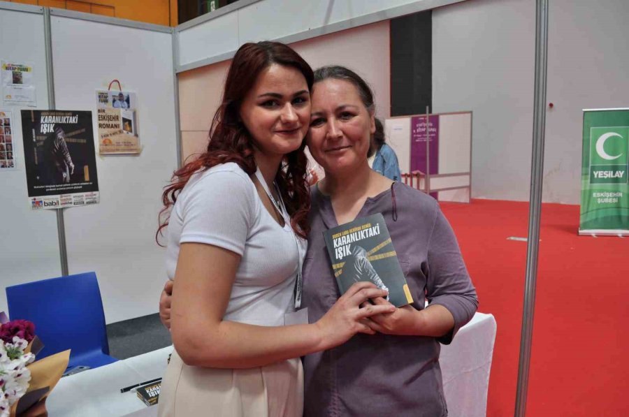 18 Yaşında Bir Kitap Yazıp Yayınlayarak Yazarlık Kariyerine İlk Adımını Attı