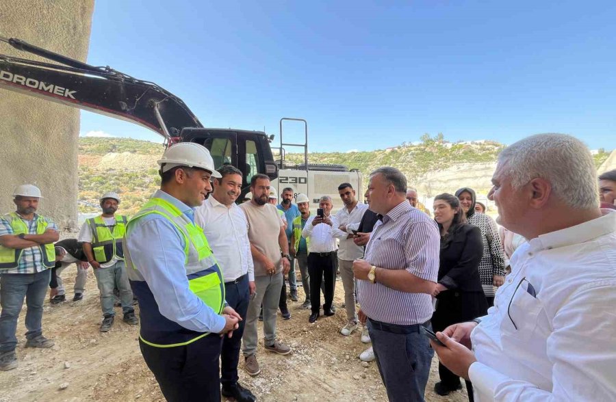 Kıratlı: “çeşmeli-taşucu Otoyol Projesinin İlk Etabı 9 Farklı Noktada Devam Ediyor”