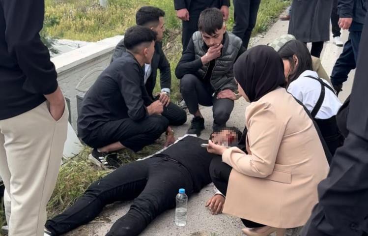 Arabanın Üzerine Çıktı, Hem Yaralıları İzledi Hem Sağlık Ekiplerini Aradı