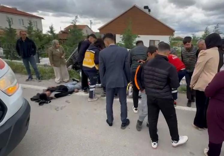 Arabanın Üzerine Çıktı, Hem Yaralıları İzledi Hem Sağlık Ekiplerini Aradı