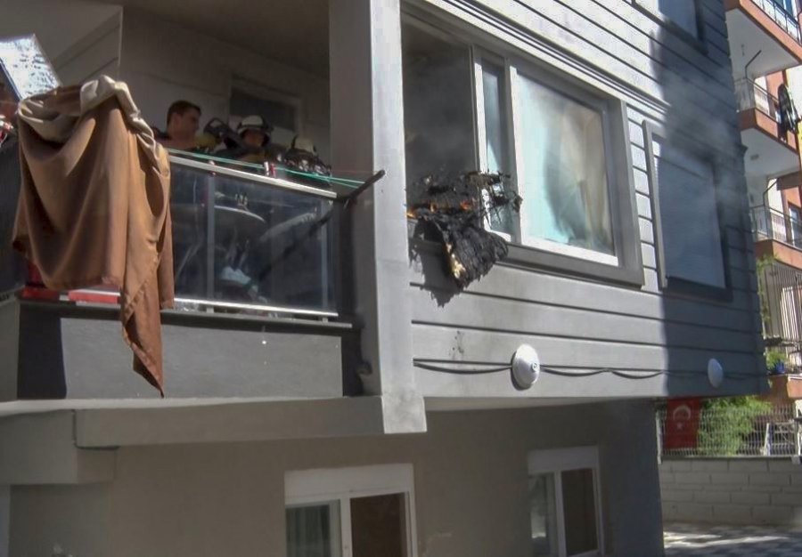 Balkonda Alev Alan Yatak Korkuttu