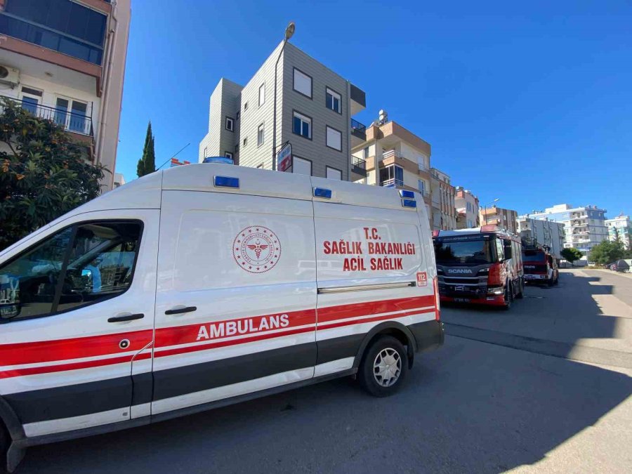 Balkonda Alev Alan Yatak Korkuttu