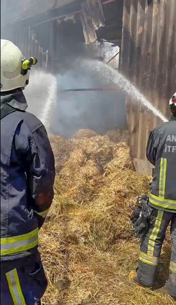 Antalya’da Besihane Deposunda Korkutan Yangın