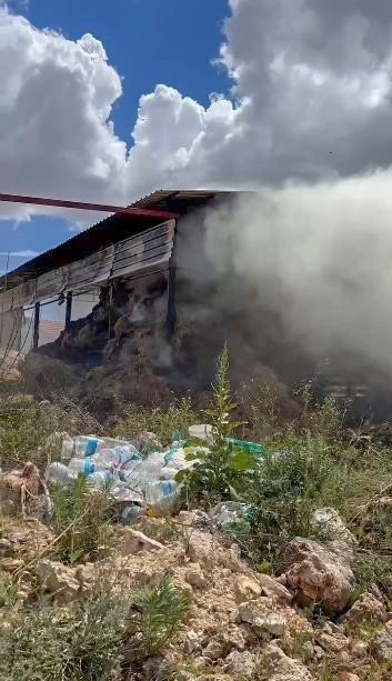 Antalya’da Besihane Deposunda Korkutan Yangın