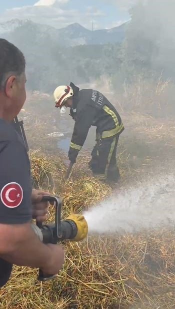 Antalya’da Besihane Deposunda Korkutan Yangın