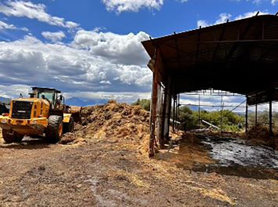 Antalya’da Besihane Deposunda Korkutan Yangın