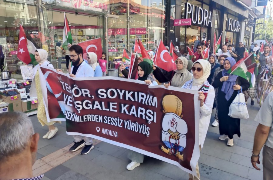 Hekimlerden Gazze İçin Sessiz Yürüyüş