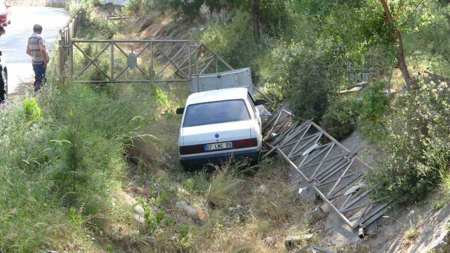 Kanala Uçan Otomobilden Burnu Bile Kanamadan Çıktı