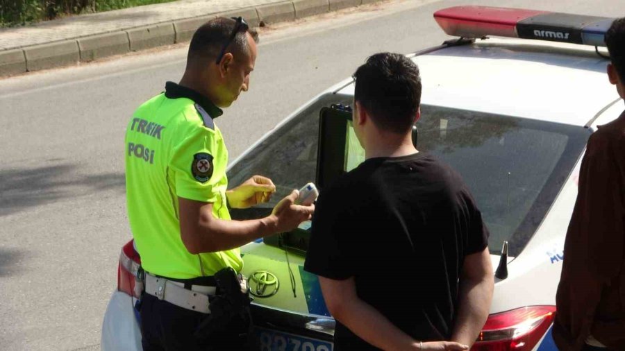 Kanala Uçan Otomobilden Burnu Bile Kanamadan Çıktı