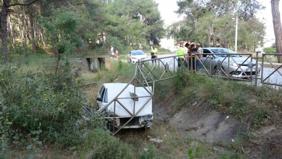 Kanala Uçan Otomobilden Burnu Bile Kanamadan Çıktı