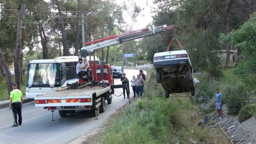 Kanala Uçan Otomobilden Burnu Bile Kanamadan Çıktı