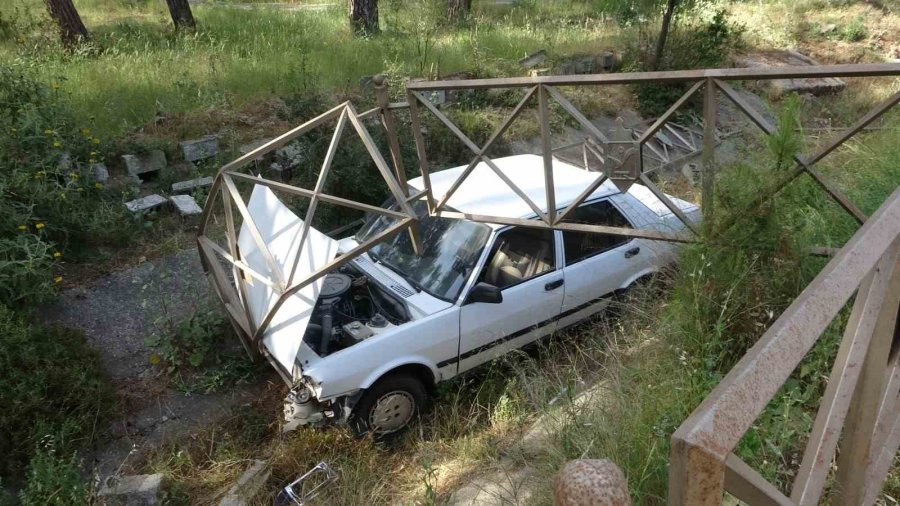 Kanala Uçan Otomobilden Burnu Bile Kanamadan Çıktı