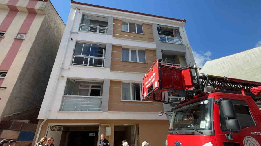 Garajda Çıkan Yangında Dumandan Etkilenen 2 Kişi Hastaneye Kaldırıldı