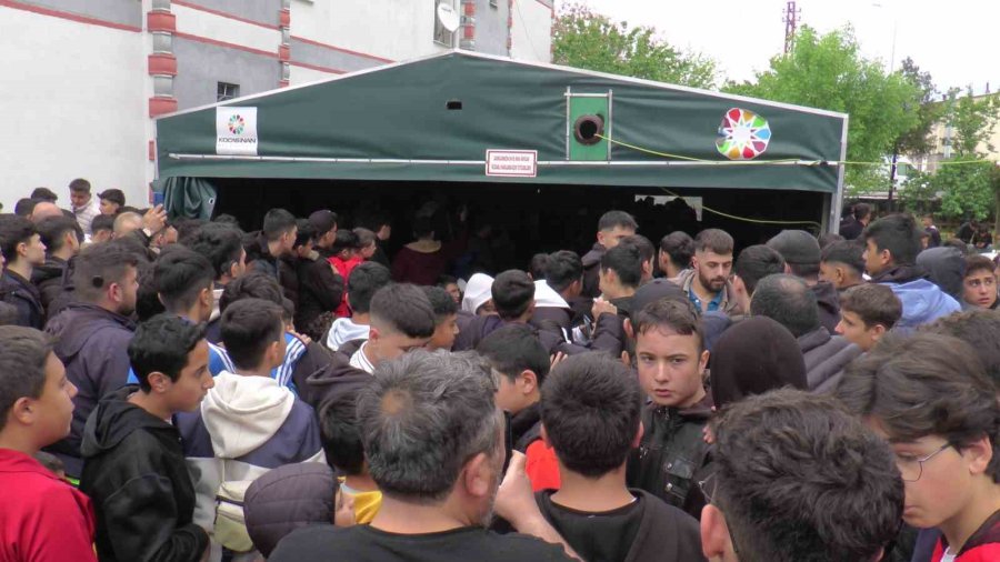 Czn Burak, Kazada Ölen Kayserili Fenomenin Taziyesine Katıldı