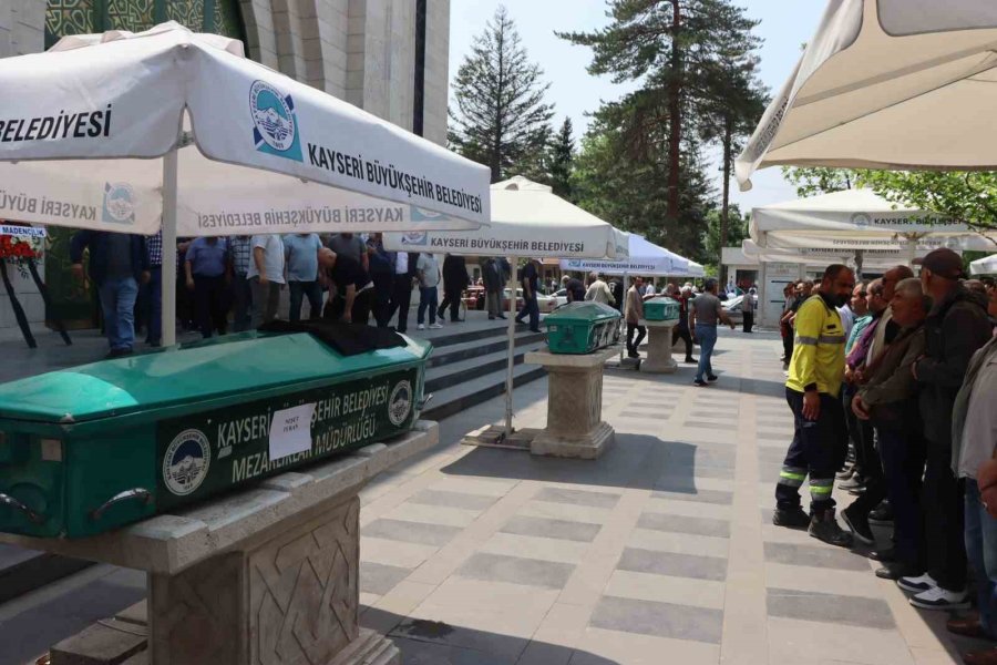 Czn Burak, Kazada Ölen Kayserili Fenomenin Taziyesine Katıldı