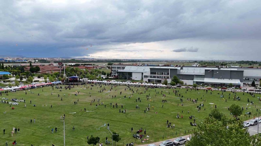 Uçurtma Etkinliğinde 7’den 70’e Herkes Çocuklar Gibi Eğlendi