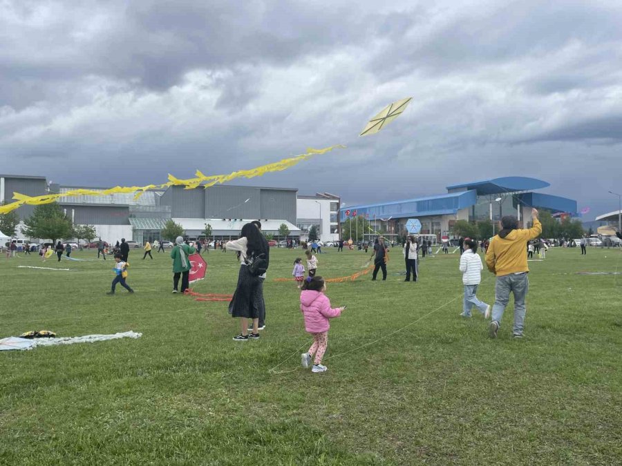 Uçurtma Etkinliğinde 7’den 70’e Herkes Çocuklar Gibi Eğlendi