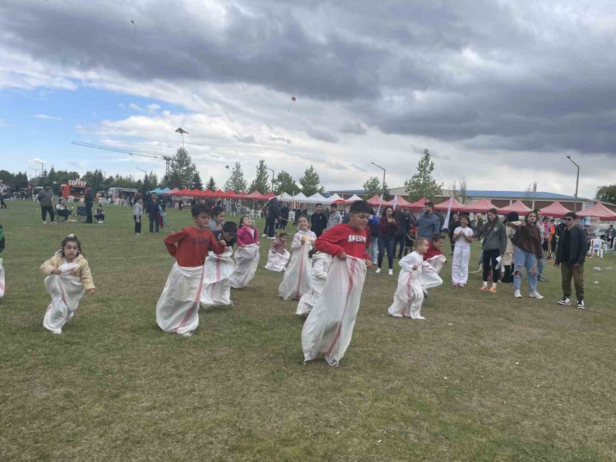 Uçurtma Etkinliğinde 7’den 70’e Herkes Çocuklar Gibi Eğlendi