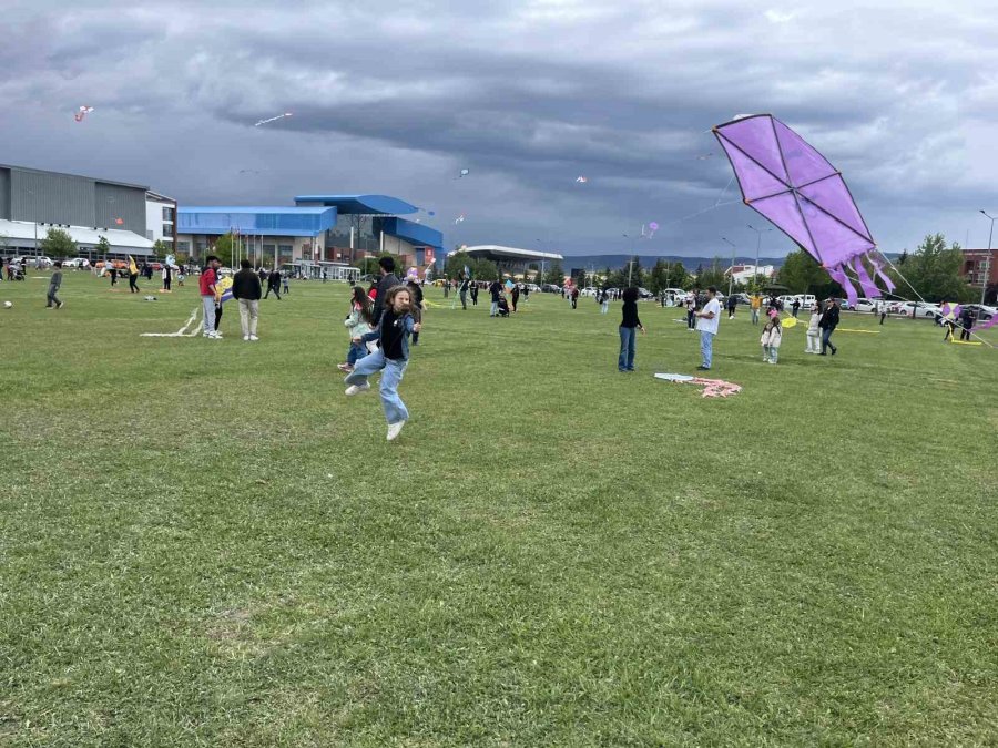 Uçurtma Etkinliğinde 7’den 70’e Herkes Çocuklar Gibi Eğlendi