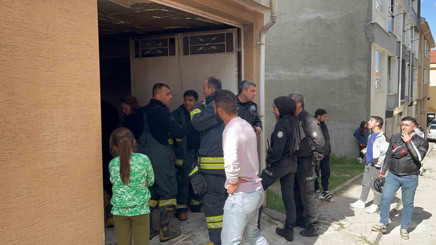 Garajda Çıkan Yangında Dumandan Etkilenen 2 Kişi Hastaneye Kaldırıldı