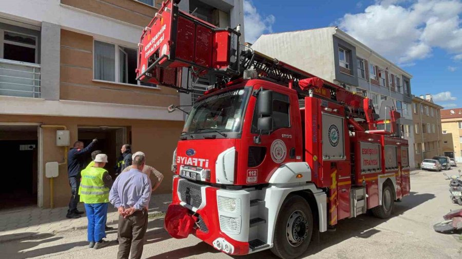 Garajda Çıkan Yangında Dumandan Etkilenen 2 Kişi Hastaneye Kaldırıldı