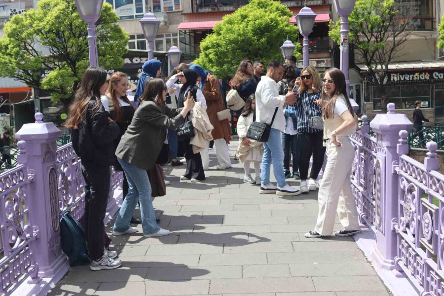 Porsuk Çayı’ndaki Köprüde Fotoğraf Çekenler Yoğunluk Oluşturdu